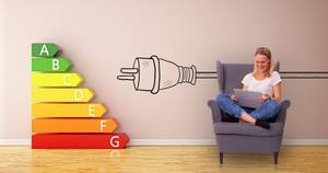 Anbieter von Strom getestet: Eine Frau sitzt in einem Sessel, neben ihr ist eine Grafik mit den unterschiedlichen Energieeffizienzklassen zu sehen.