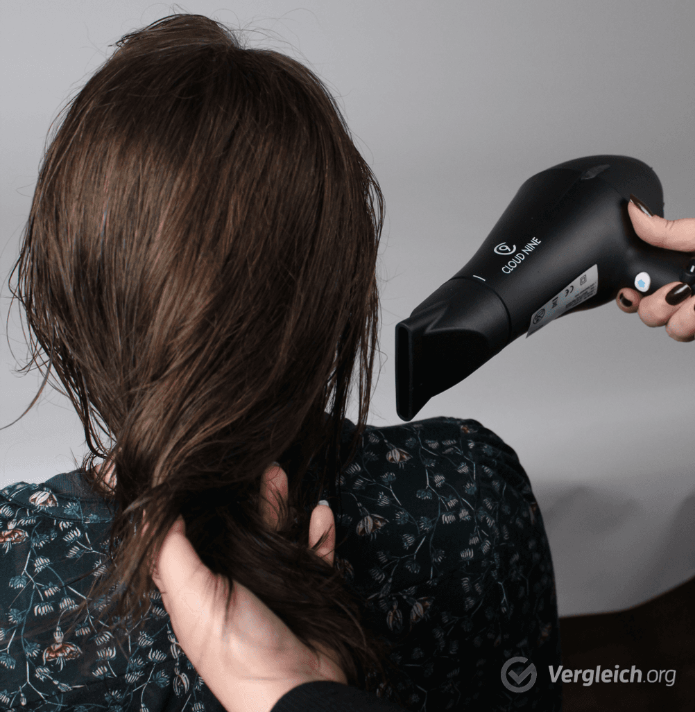 Ein Haartrockner im Test wird an langen Haaren angewendet.