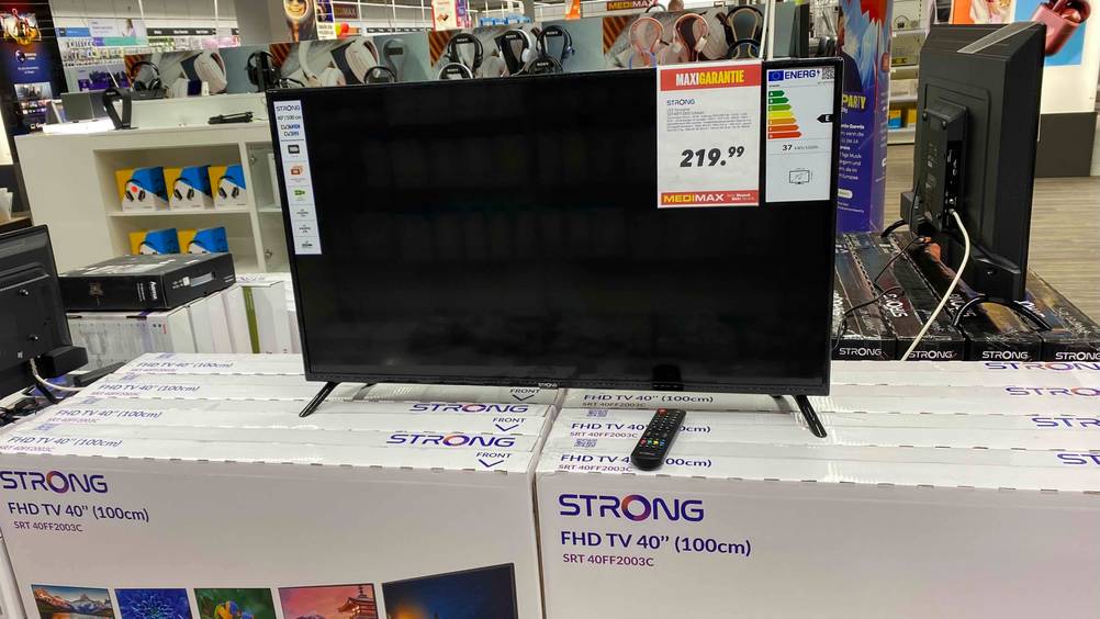 40-Zoll-Fernseher getestet: Ein Gerät von vorne auf mehreren Verpackungen inklusive Preisschild.