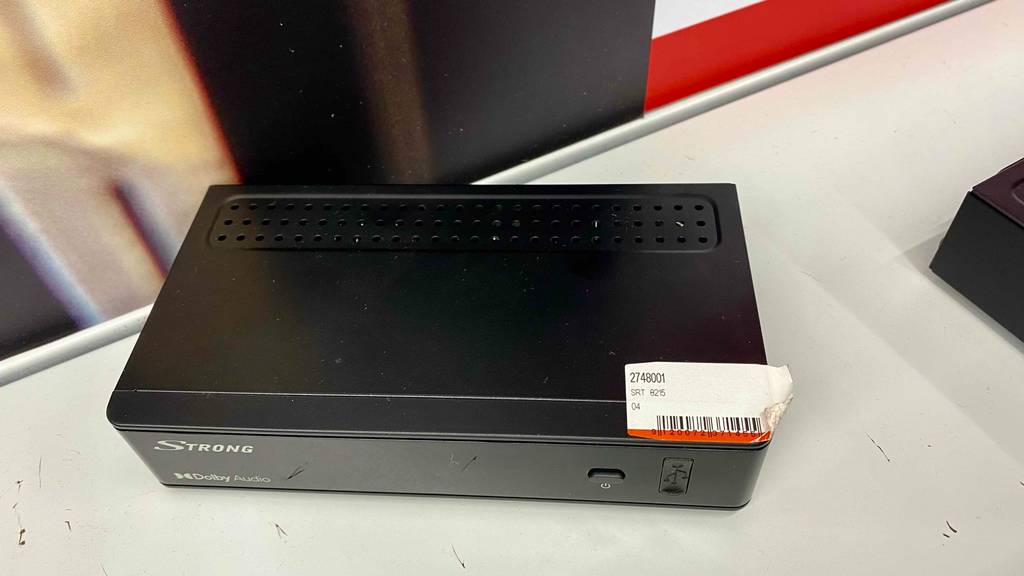 Ein getesteter DVB-T-Receiver von oben betrachtet steht auf einer weißen Fläche.