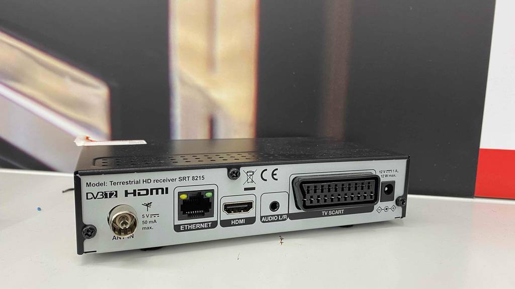 Rückseite mit diversen Anschlussmöglichkeiten eines getesteten DVB-T-Receivers.