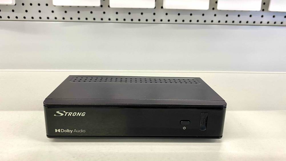 Receiver getestet: Ein Gerät auf einer hellen Fläche von vorne.