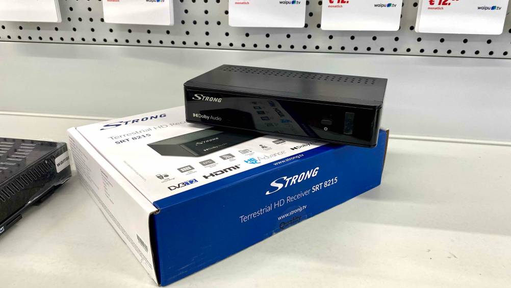 Ein getesteter Receiver auf seiner Originalverpackung auf einem Regal.