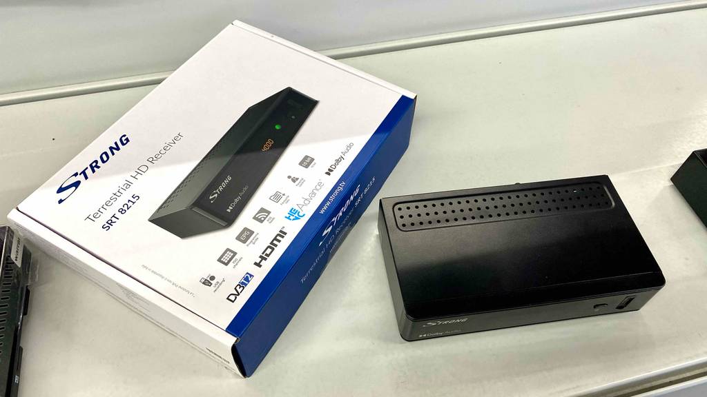 Receiver-Test: Ansicht von oben auf ein schwarzes Modell der Marke Strong, das neben seiner weiß-blauen Verpackung steht.