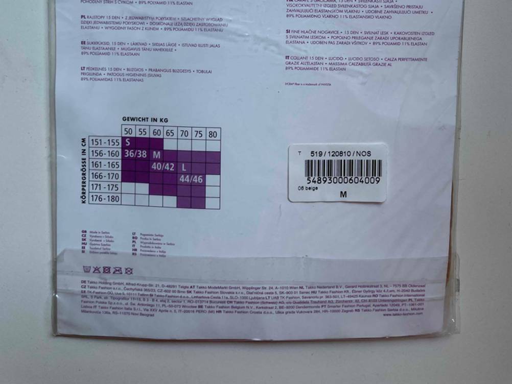 Nahaufnahme der Rückseite mit einer Packung der getesteten Strumpfhose mit Größenangaben.