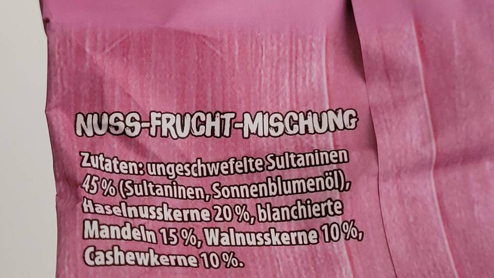 Nahaufnahme der Zutatenliste auf der Packung des getesteten Studentenfutters.