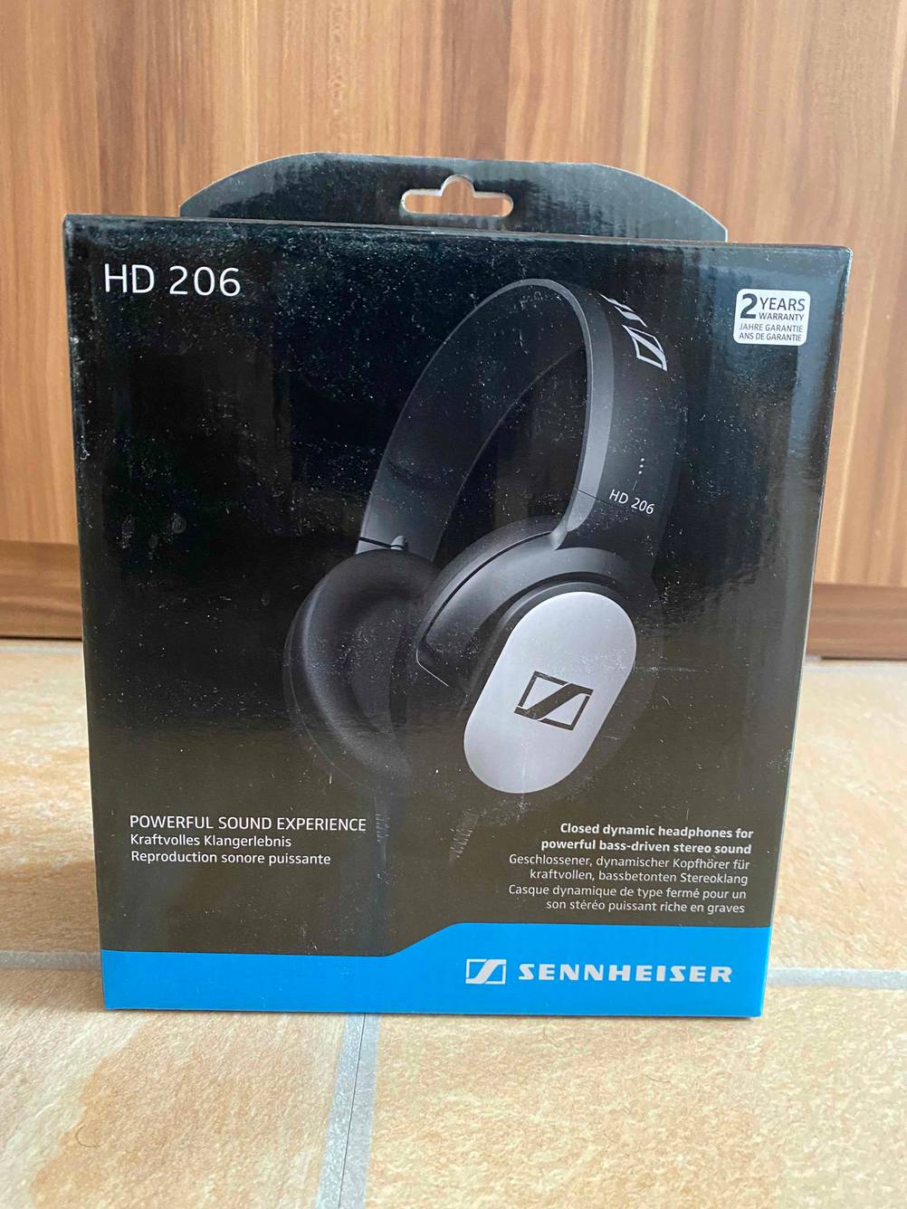 Studio-Kopfhörer getestet: Originalverpackung von vorne auf einer Fliesenoberfläche.