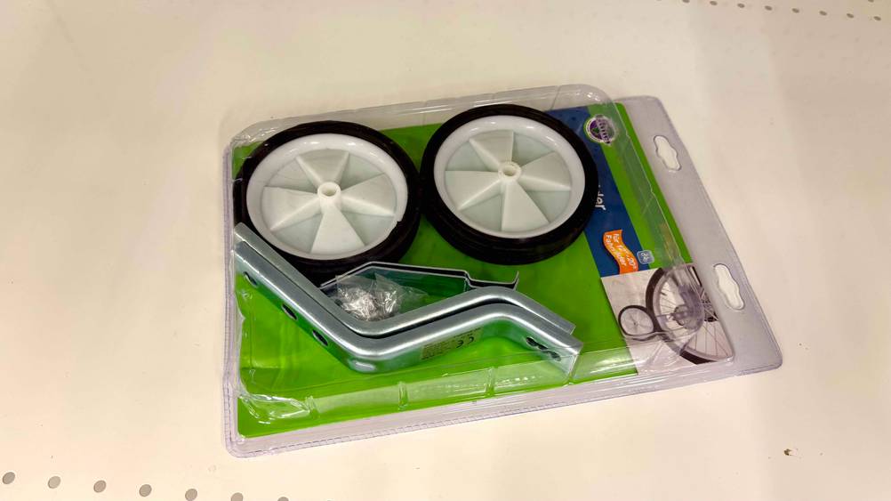 Auf einer hellen Fläche liegt eine Packung der getesteten Stützräder.