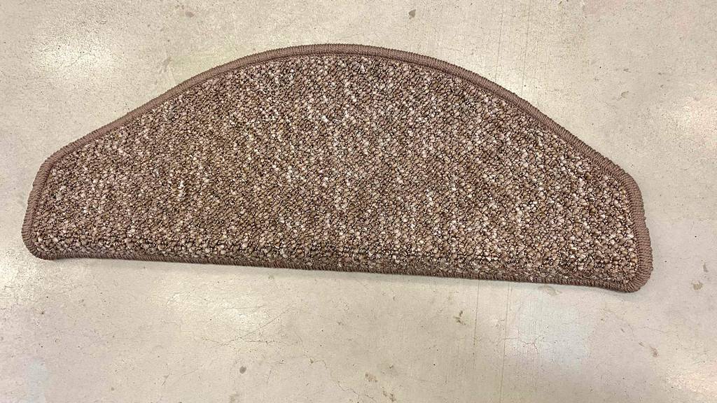 Stufenmatte im Test. Auf dem Boden befindet sich eine halbrunde Stufenmatte mit Klebeband zur Befestigung. 