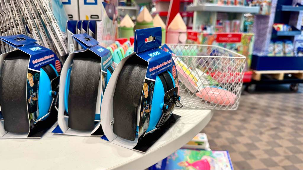 Kinder-Gehörschutz-Test: Seitenansicht von mehreren nebeneinander stehenden Geräten.