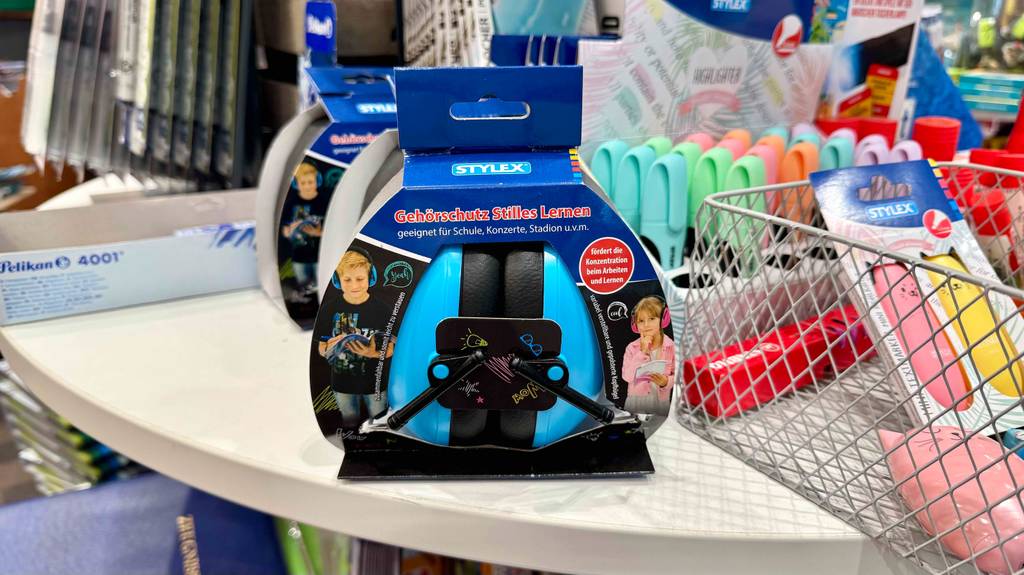 Im Test: Mehrere verpackte Kinder-Gehörschutz stehen hintereinander auf einem weißen Tisch.