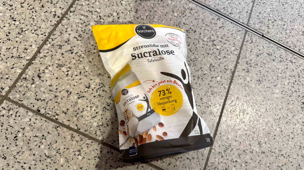 Sucralose im Test: Auf einem Fließenboden liegt eine Packung.
