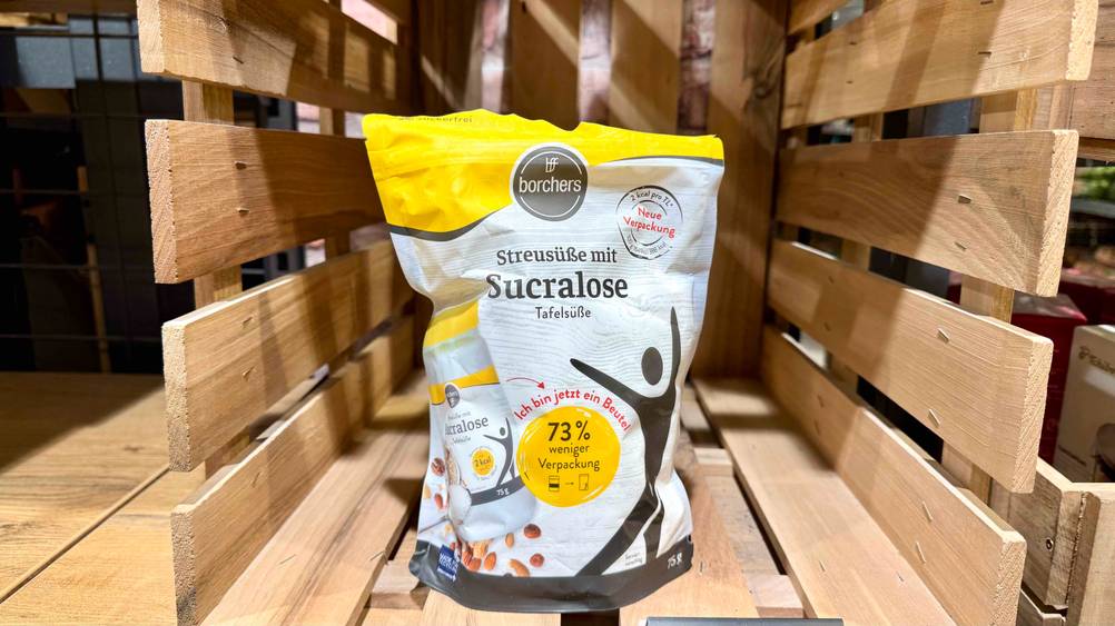 Eine Packung der getesteten Sucralose steht in einer Holzbox.