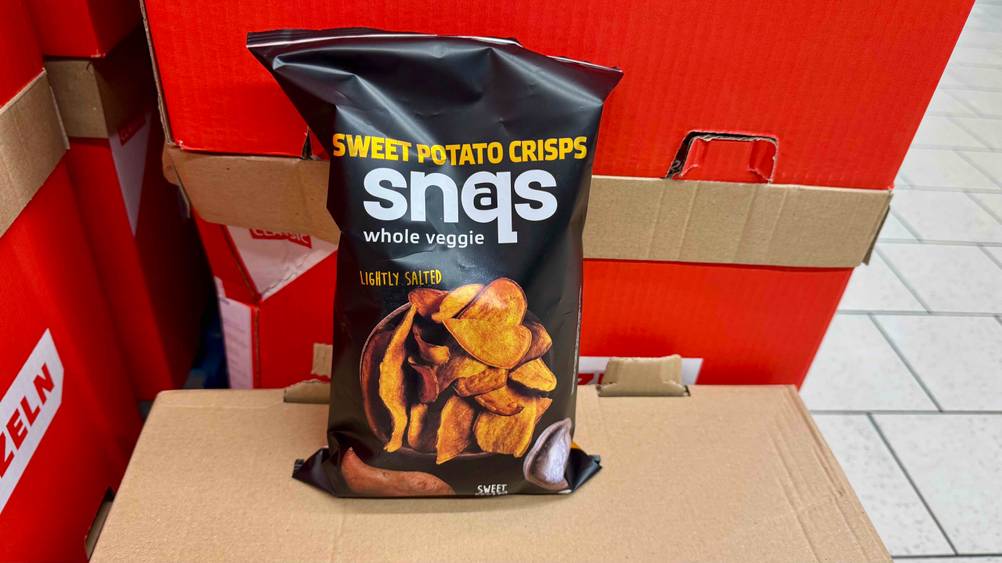 Süßkartoffel-Chips im Test: Eine Packung von vorne auf einem Karton stehend.