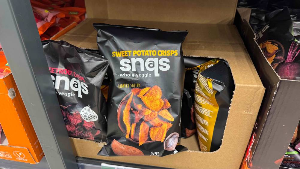 Mehrere Packungen der Süßkartoffel-Chips im Test in einem Karton.