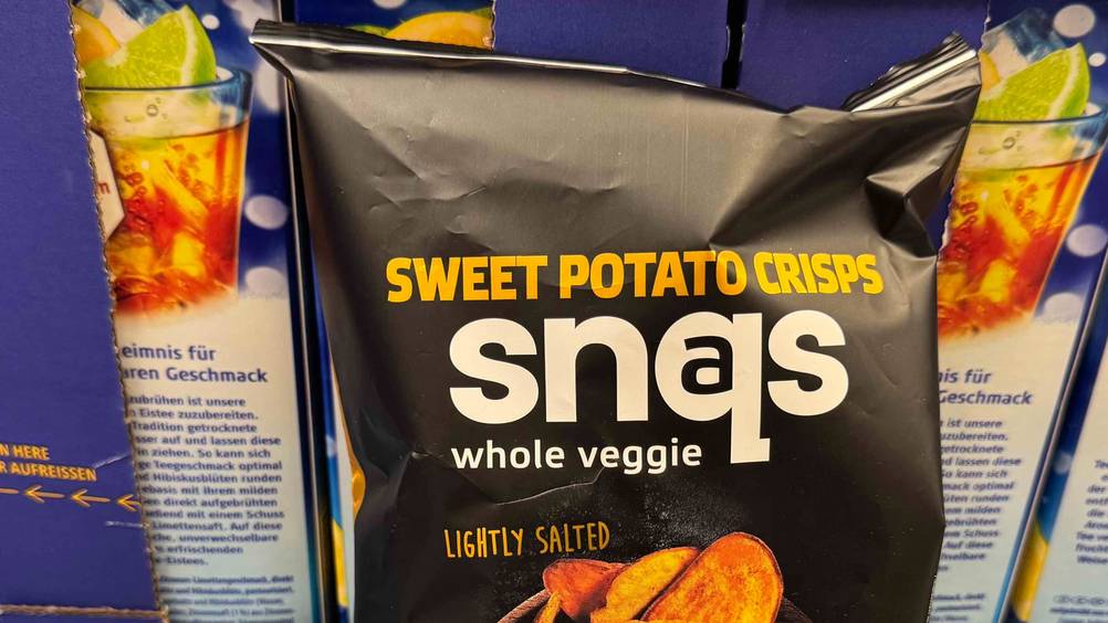 Süßkartoffel-Chips getestet: Nahaufnahme der Verpackung mit Artikelbezeichnung.