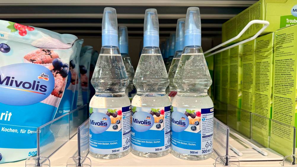 Süßstoff im Test: Mehrere Flaschen in einem Verkaufsregal neben anderen Produkten.