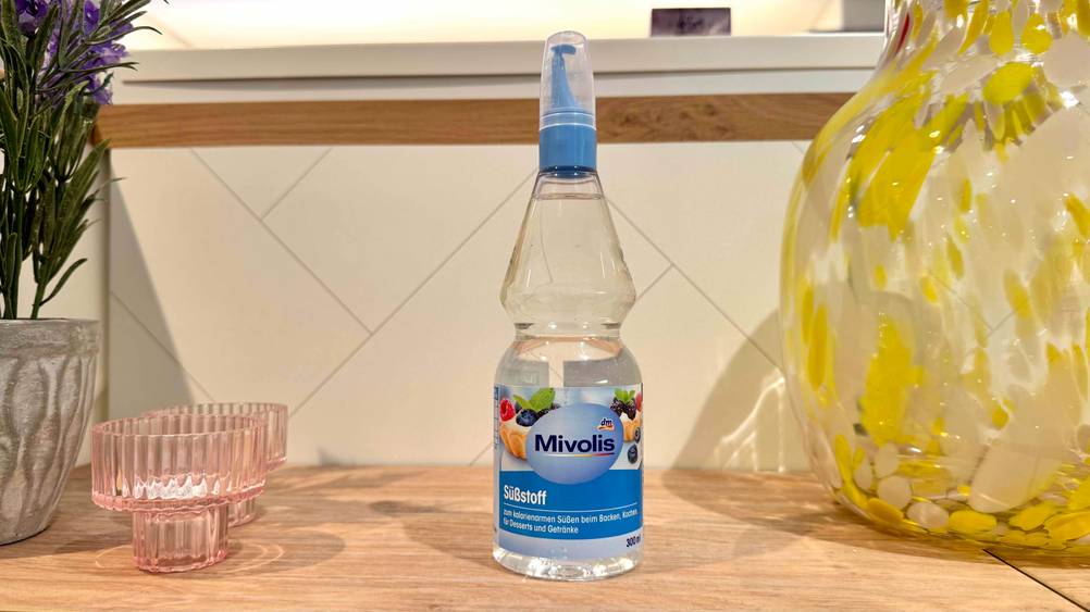 Süßstoff-Test: Eine Flasche neben einer Vase auf einem Holzregal.
