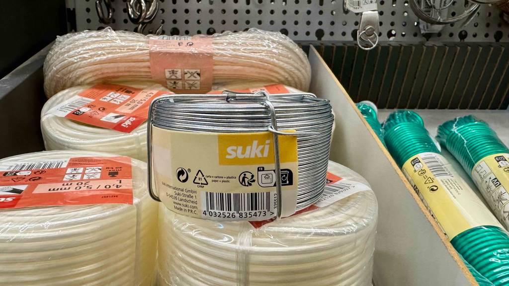 Eine Rolle Bindedraht liegt zum testen auf Kabeln und anderen Produkten.