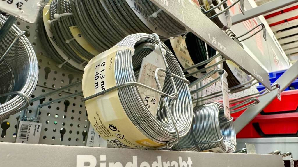 Detailansicht von schräg unten auf eine Rolle Bindedraht im Test.