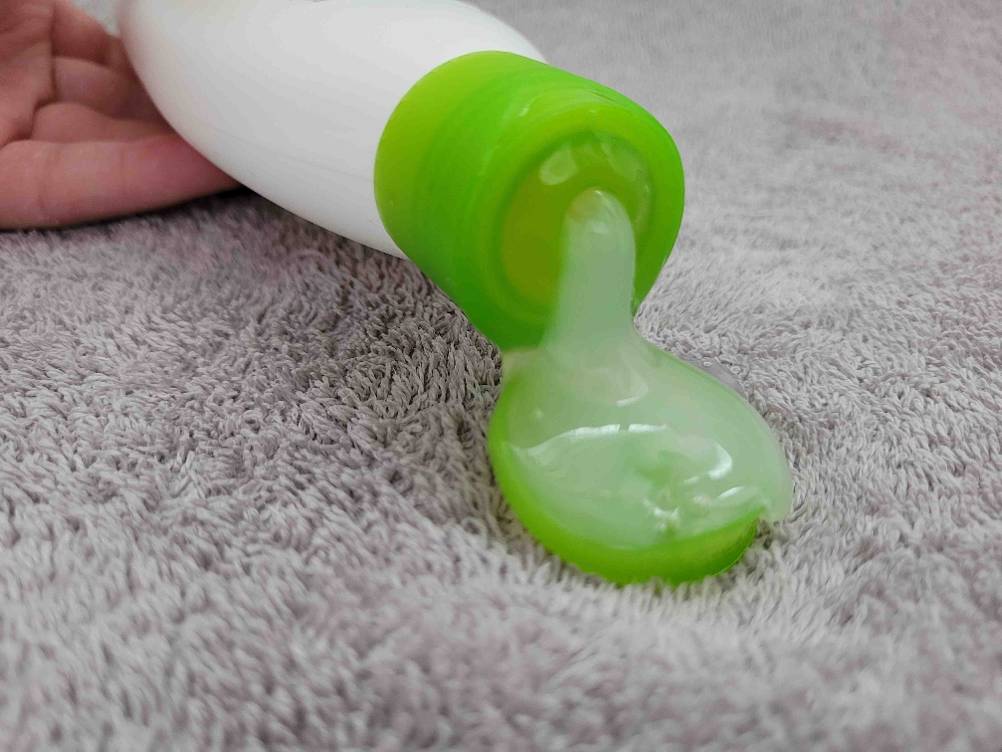 Flasche sulfatfreies Shampoo wird ausgeleert