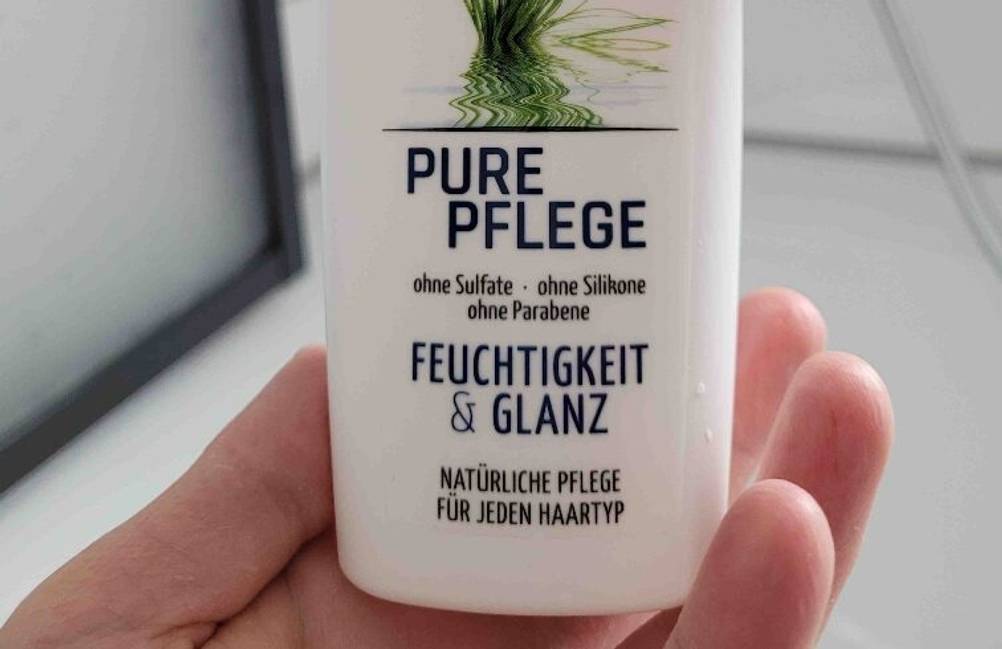 Sulfatfreies Shampoo getestet: Nahaufnahme der Vorderseite der Flasche mit Informationen.