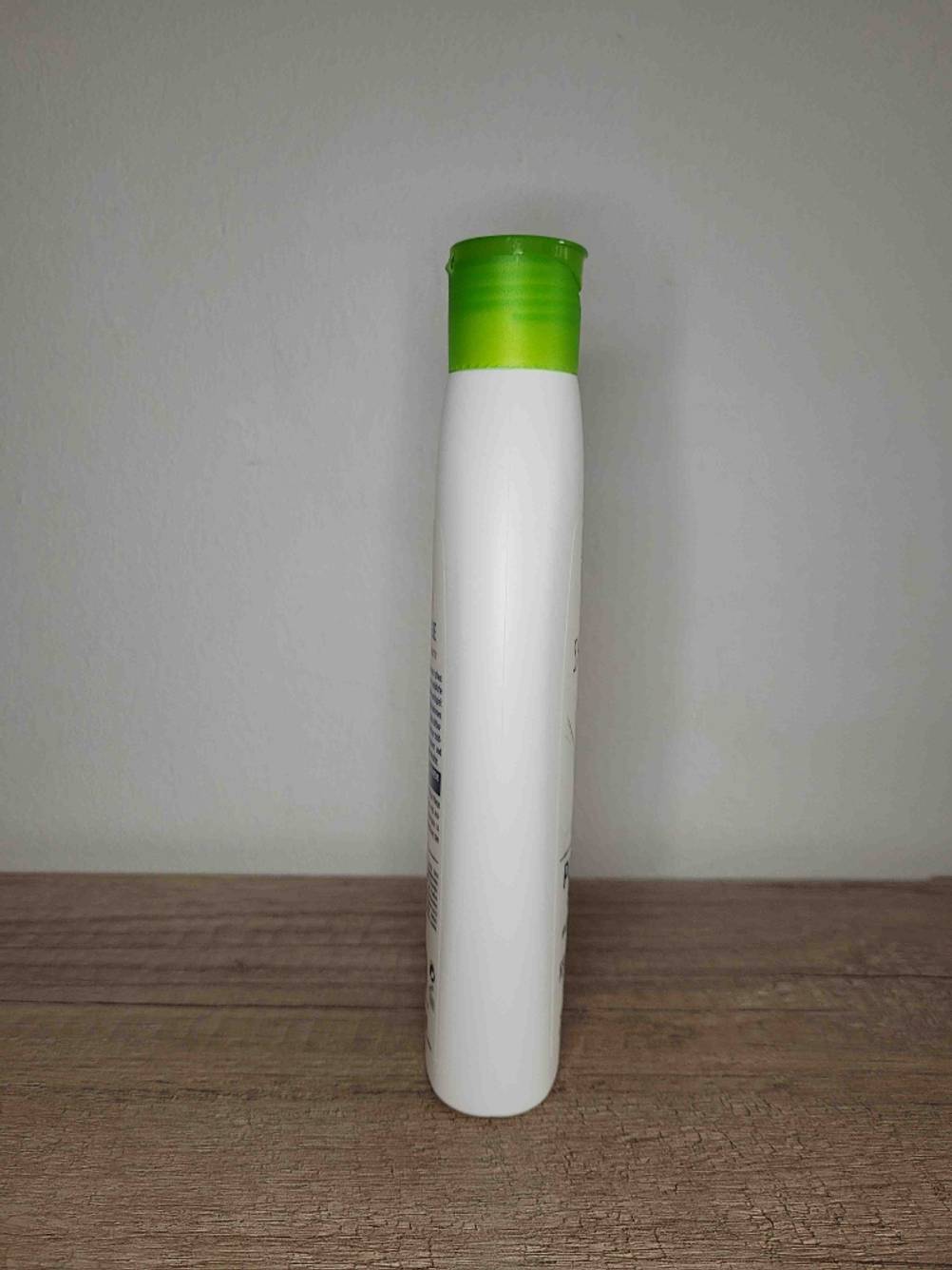 Sulfatfreies Shampoo getestet: Seitenansicht einer Flasche auf einer Holzfläche.