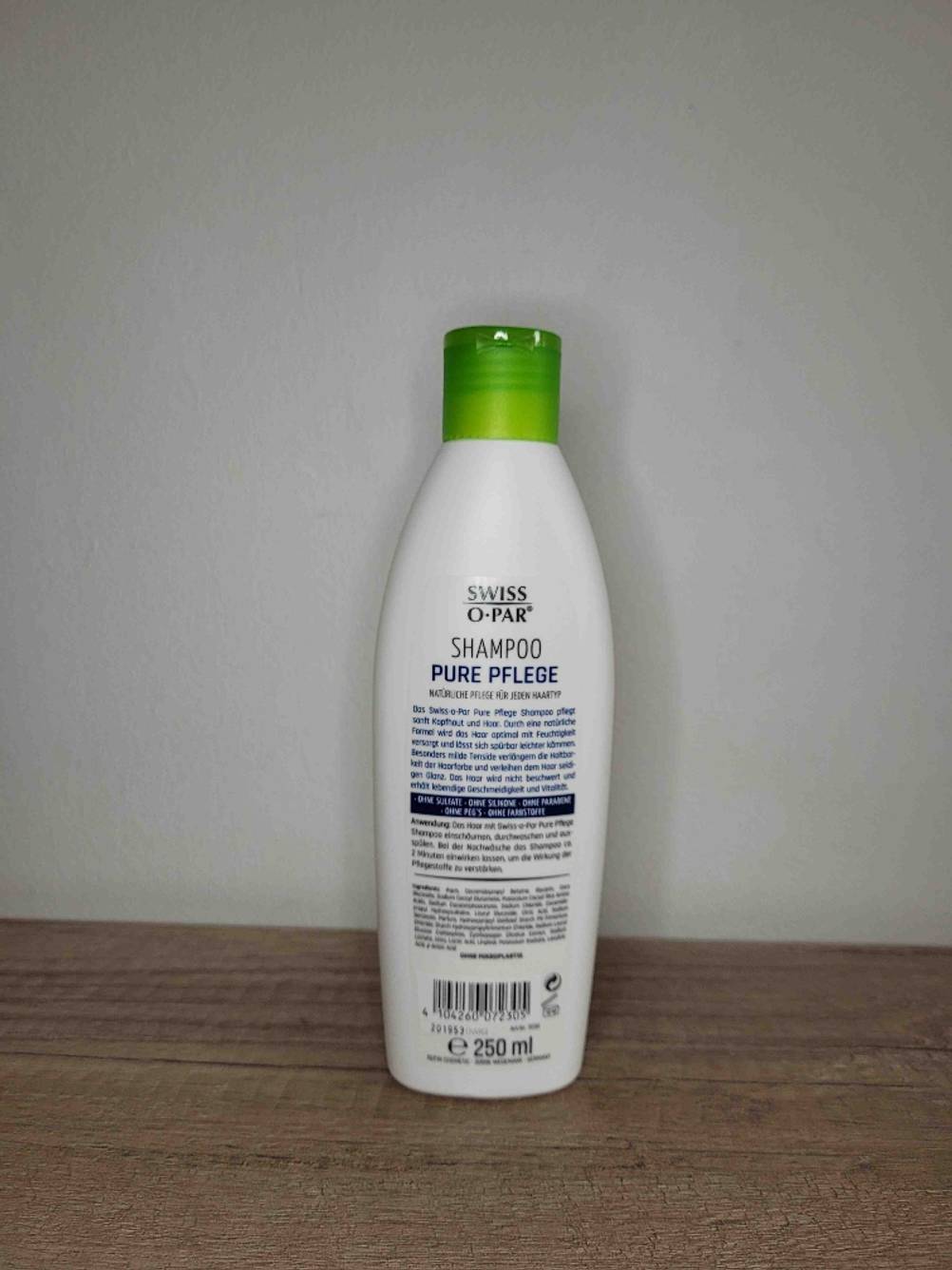 Im Test: Eine Flasche sulfatfreies Shampoo steht mit der Rückseite nach vorne vor einer hellen Wand.