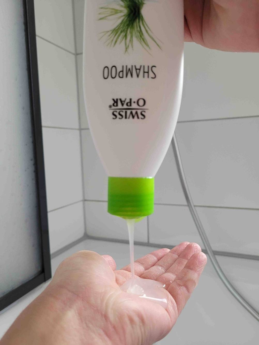 Sulfatfreies Shampoo im Test: Aus einer Flasche läuft das Shampoo auf eine Handfläche.