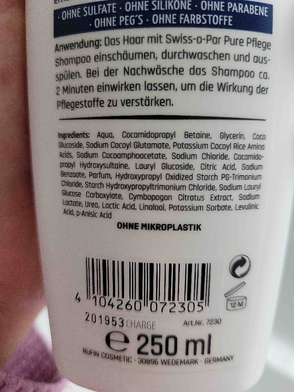 Nahaufnahme der Rückseite eines sulfatfreien Shampoos mit Anwendungshinweisen.