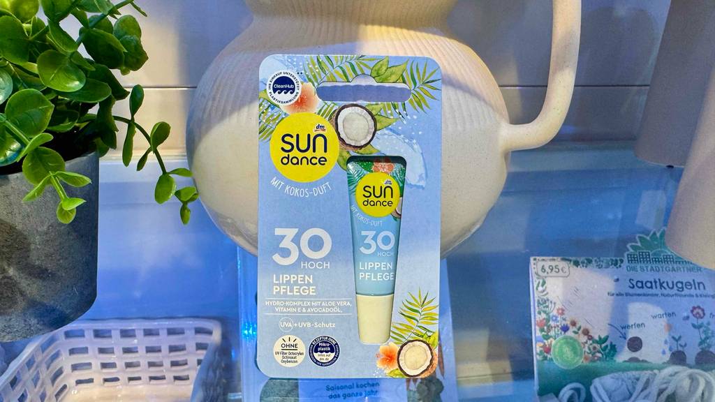 Getestet: Lippenpflege mit Sonnenschutz 30 steht in der Verpackung auf einem Glasregal.
