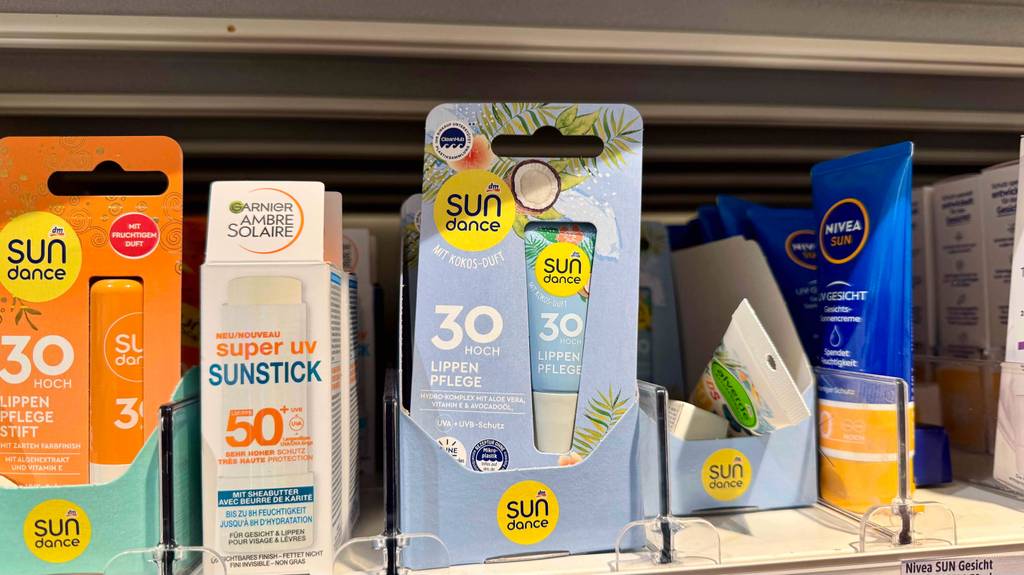 Eine Verpackung inklusive Lippenpflege mit Sonnenschutz im Test steht neben weiteren Lippenpflegeprodukten im Verkaufsregal.
