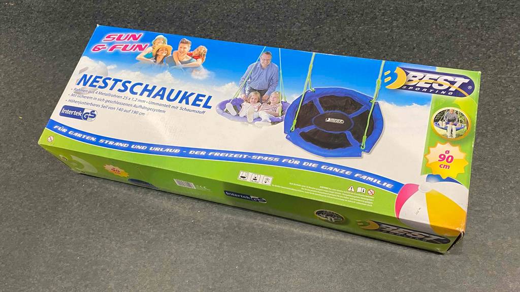 Nestschaukel-Test: Produkt liegt in der Verpackung auf dem Boden.