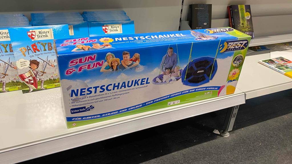 Nestschaukel im Test: Verpacktes Produkt steht im Verkaufsregal.