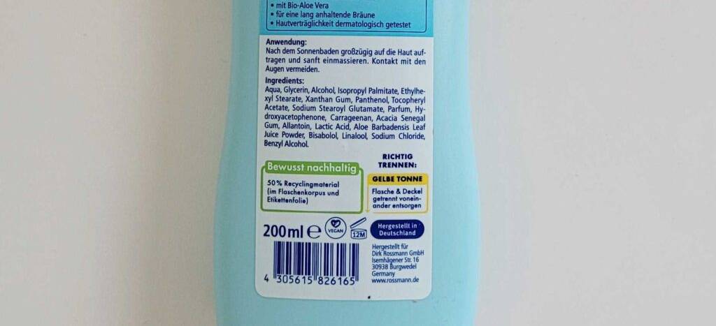 Detailansicht der Anwendungsbeschreibung auf einer hellblauen Flasche mit getesteter After-Sun-Lotion.