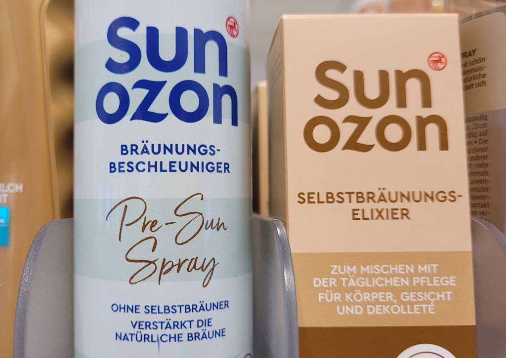 Detailansicht der hellblauen und hellbraunen Verpackung eines Sun Ozon Bräunungsbeschleunigers im Test.