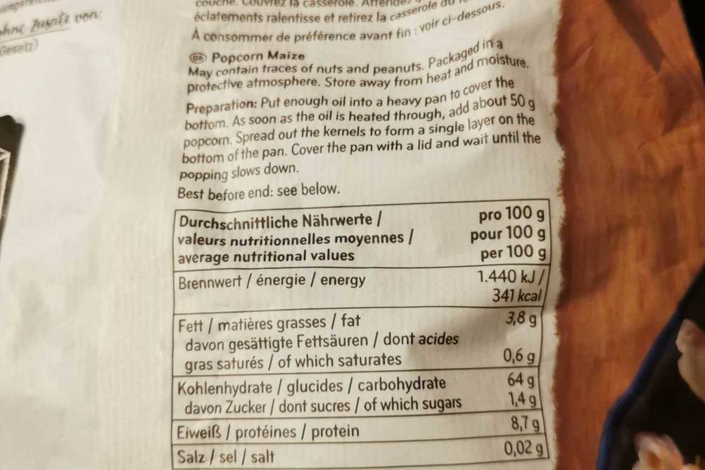Die Anleitung und die Nährwerte auf der Rückseite des Sun-Snack-Popcornmais