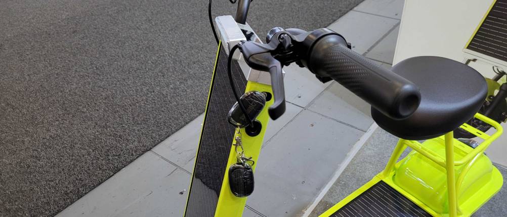 Elektro-Scooter im Test: Lenker eines gelben Scooters