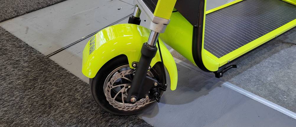 Elektro-Scooter im Test: Vorderreifen und Trittfläche eines gelben Scooters von Sunail