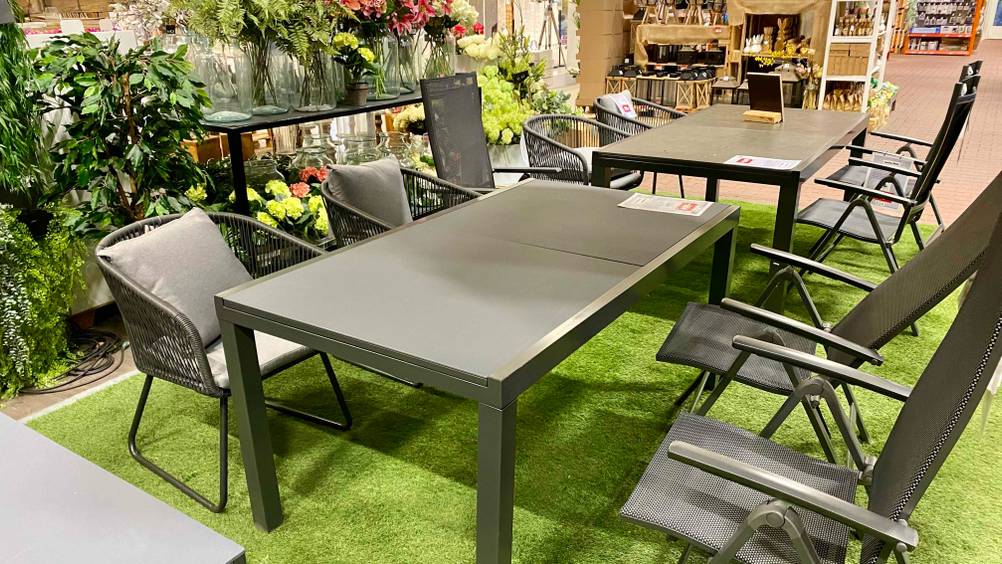 Gartentisch (ausziehbar) im Test: Tisch steht auf grünem Untergrund.