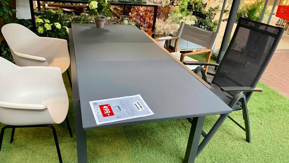Gartentisch (ausziehbar) getestet: Auf dem Tisch ist ein Preisschild angebracht.
