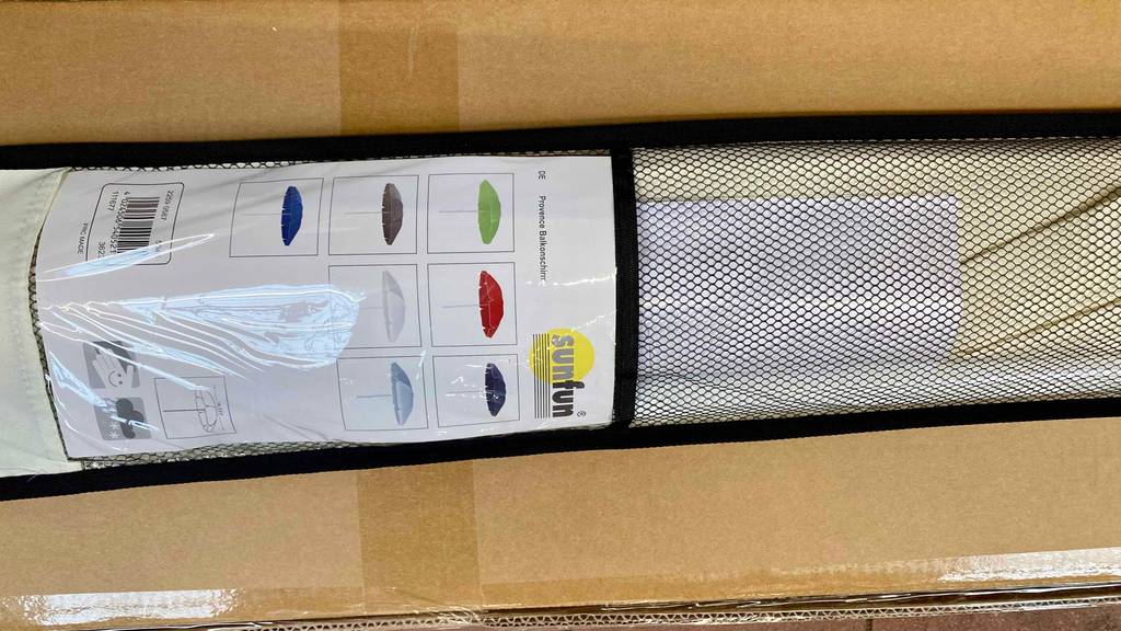 Sonnenschirm-200 cm-Test: Detailansicht der Verpackung mit Bildern von aufgespannten Schirmen in verfügbaren Farben.
