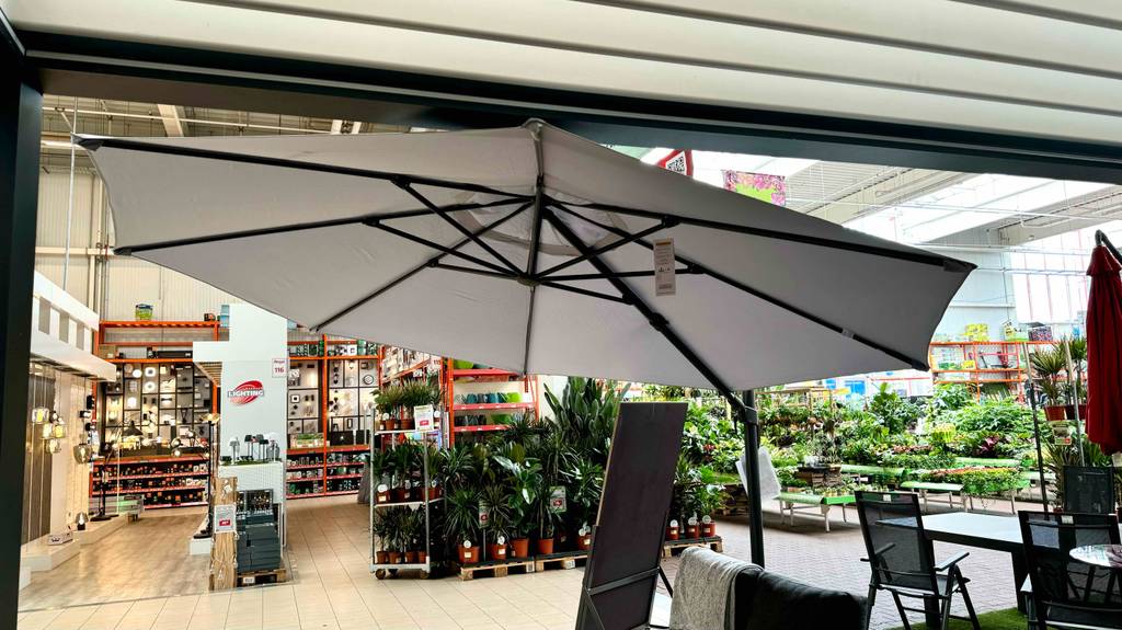 Ein Sonnenschirm 4m ist in einer großen Verkaufshalle zum Testen aufgestellt.