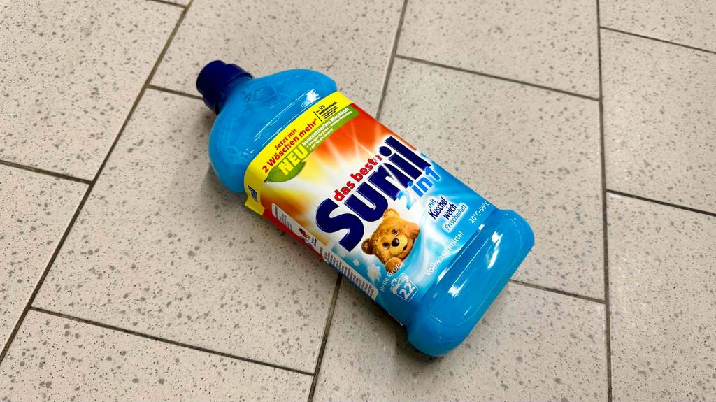 Getestet: Flüssiges Vollwaschmittel liegt in der Flasche auf dem Boden.