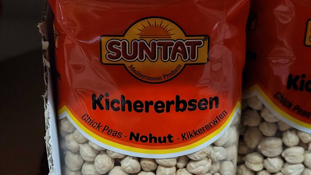 Nahaufnahme einer 500-g-Packung von Suntat mit getrockneten Kirchererbsen im Test.