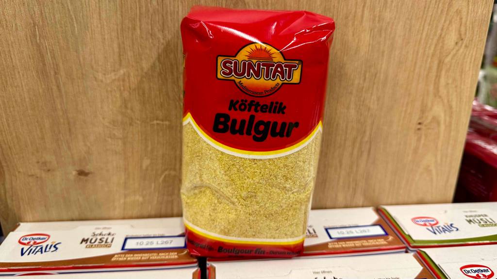 Eine Packung mit getestetem Bulgur steht auf Müsli-Packungen im Geschäft.