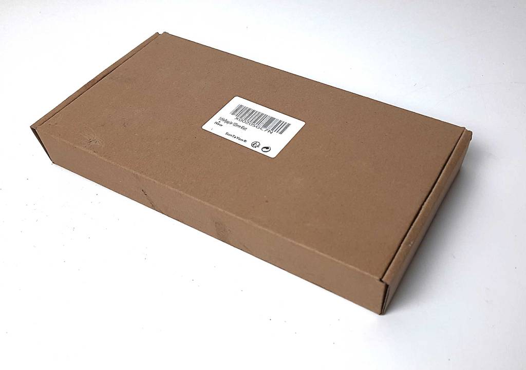 Im Test: Schleifpapier für Exzenterschleifer. Eine Packung mit mehreren zugeschnittenen Schleifpapieren liegt auf einer weißen Oberfläche.