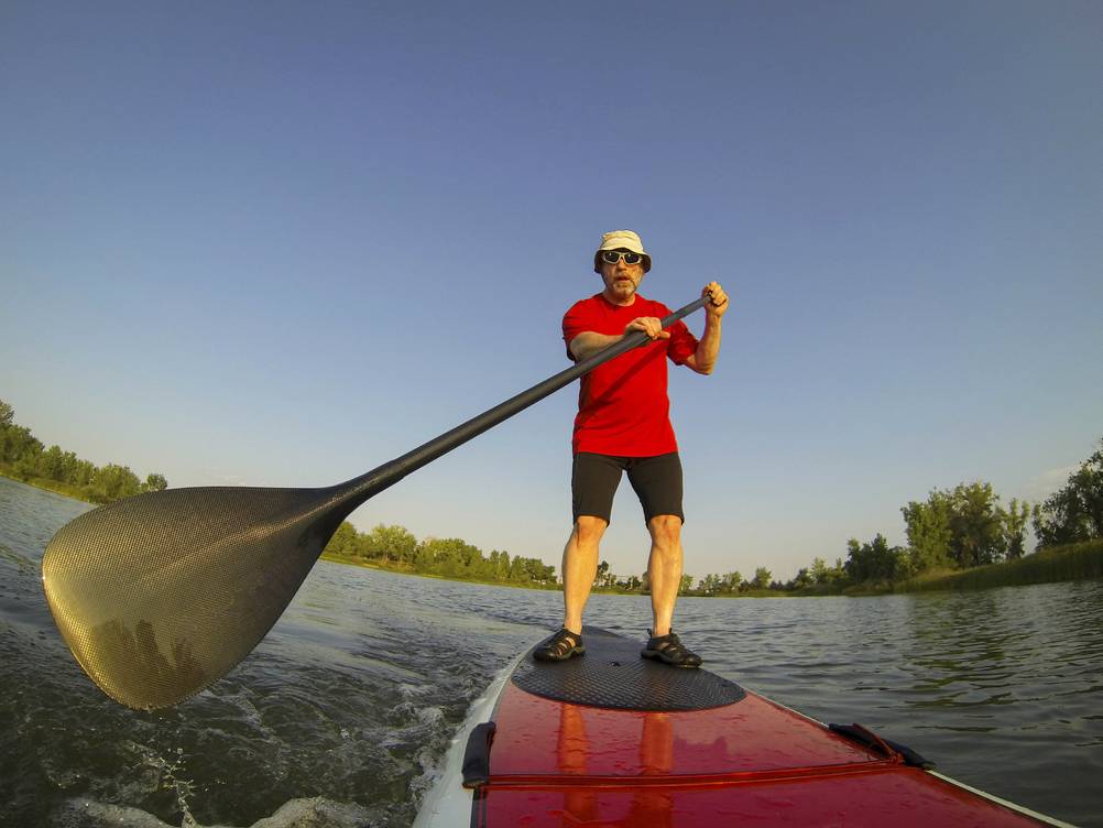 sup-paddel im Test: Mann beim Stand-Up-Paddling
