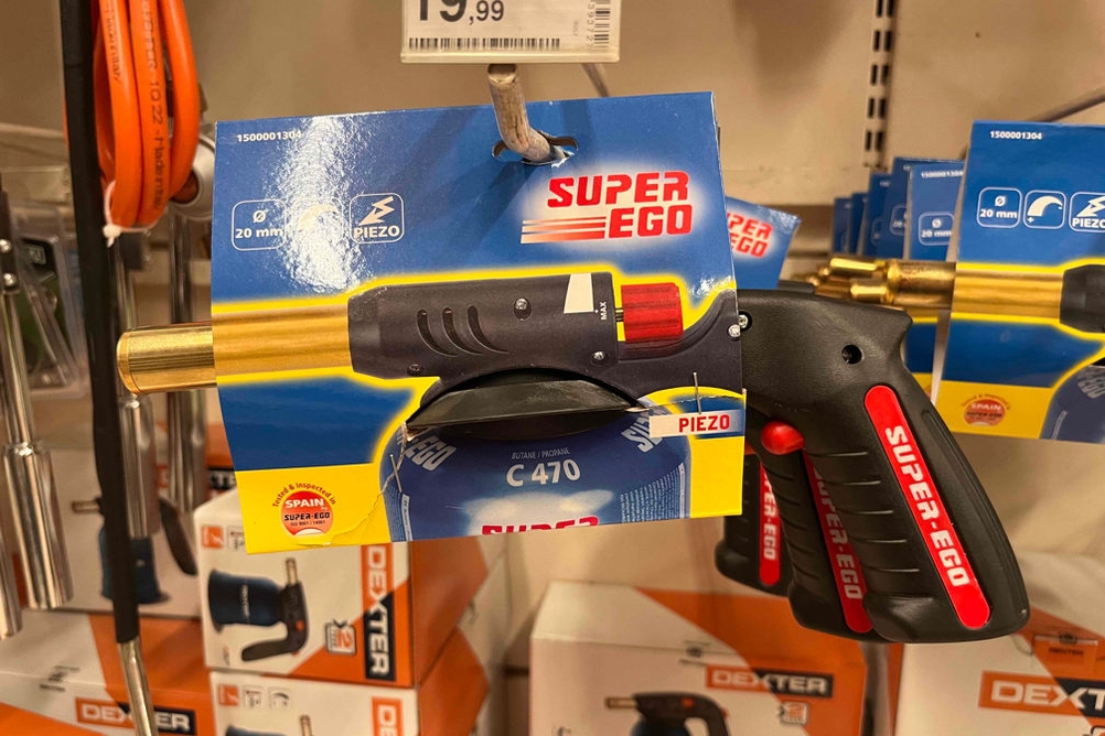 Flambierbrenner-Test: Mehrere Flambiergeräte verschiedener Marken inklusive Preisschild stehen und hängen in einem Verkaufsbereich.