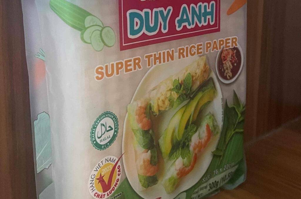 Ansicht von der Seite auf eine im Regal stehende Packung mit dünnem Reispapier im Test.